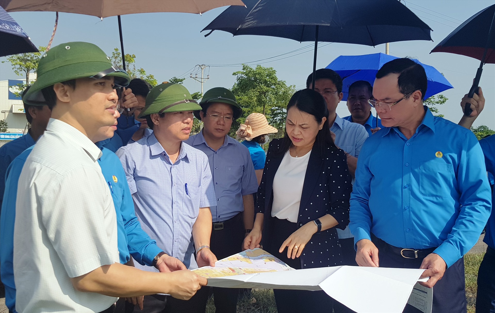 Đồng chí Nguyễn Đình Khang và đoàn công tác của Tổng LĐLĐ Việt Nam cùng lãnh đạo tỉnh Ninh Bình khảo sát khu đất dự kiến xây dựng khu thiết chế công đoàn tại KCN Phúc Sơn, thành phố Ninh Bình. Ảnh: NT