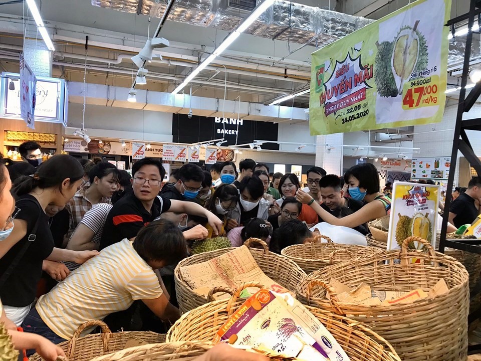 Người dân đổ xô đi mua sầu riêng hạ giá chưa từng thấy. Ảnh: Trang Hoài