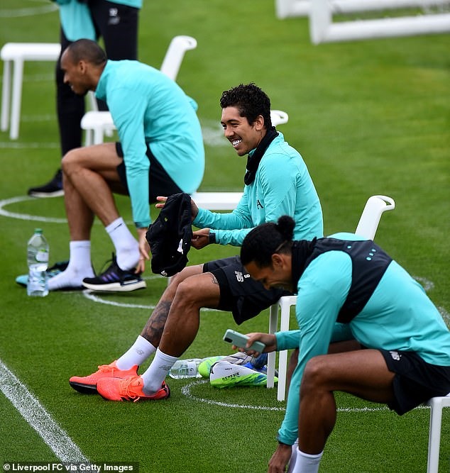 Tập thể Liverpool trên sân huấn luyện. Ảnh: Getty.