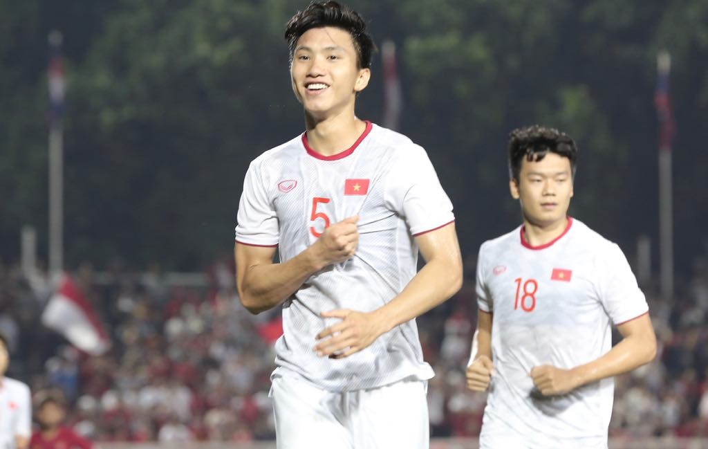 Hậu vệ Đoàn Văn Hậu không thể tham dự lễ trao giải do phải tập luyện cùng SC Heerenveen tại Hà Lan. Ảnh: T.L
