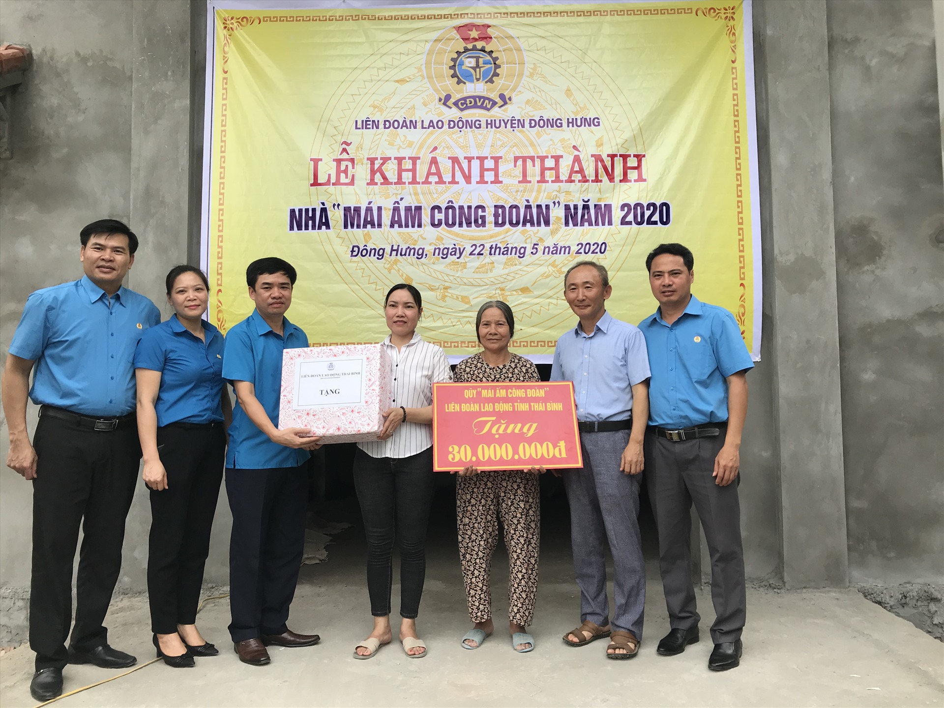 Lãnh đạo Liên đoàn Lao động tỉnh, huyện, doanh nghiệp trao, tặng quà và kinh phí hỗ trợ xây nhà cho đoàn viên Nguyễn Thị Khanh. Ảnh: Bá Mạnh