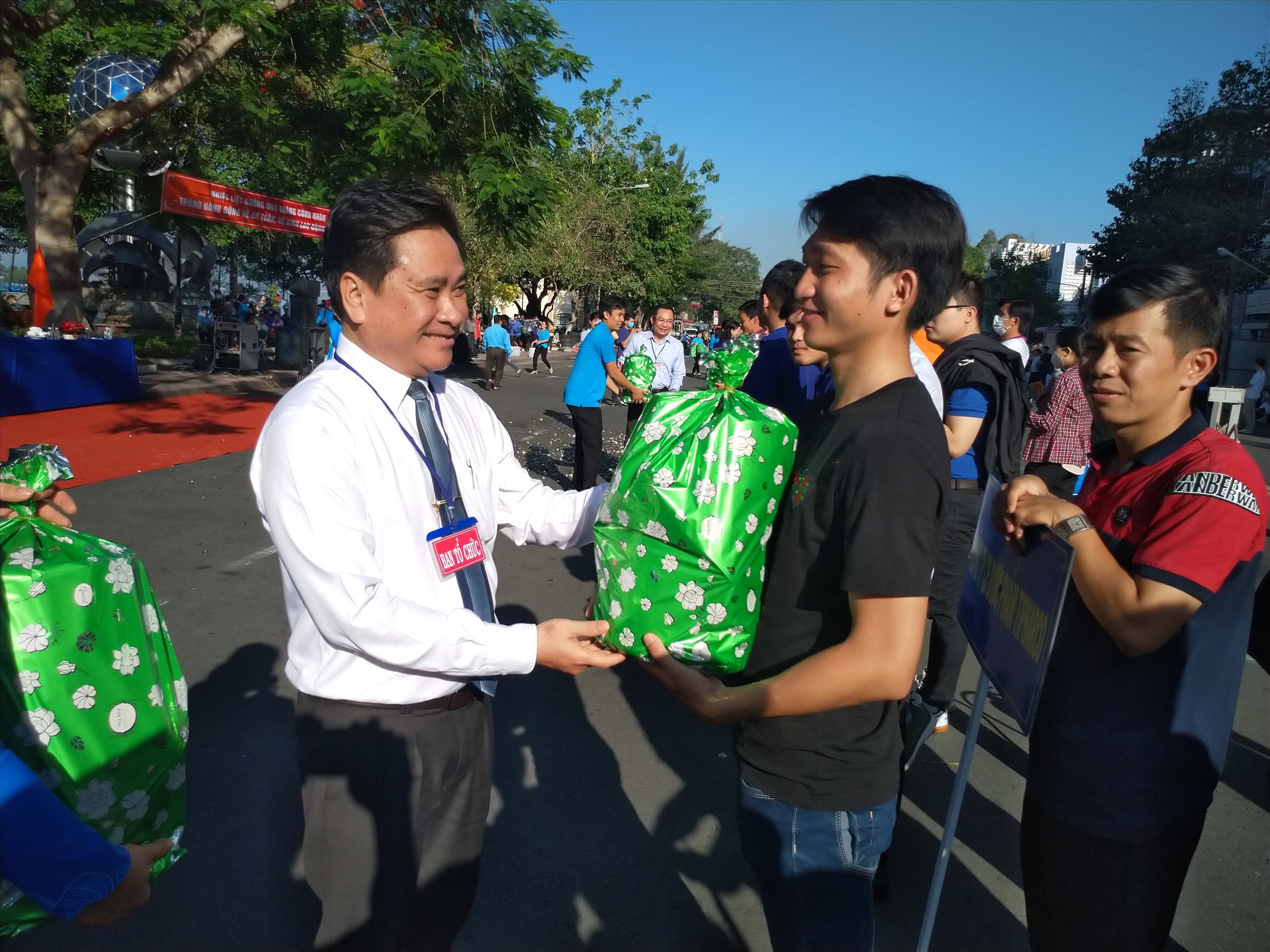Ông Trần Văn Dũng trao quà lưu niệm cho các đội tham dự hội thi. Ảnh: K.Q