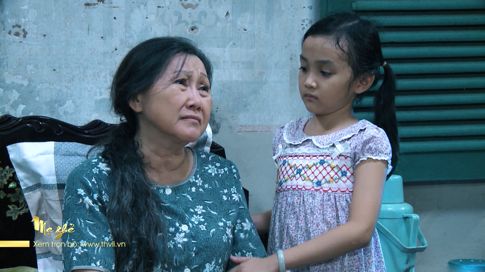 Bà Sang lo lắng cho các cháu. Ảnh: Phim “Mẹ ghẻ“.