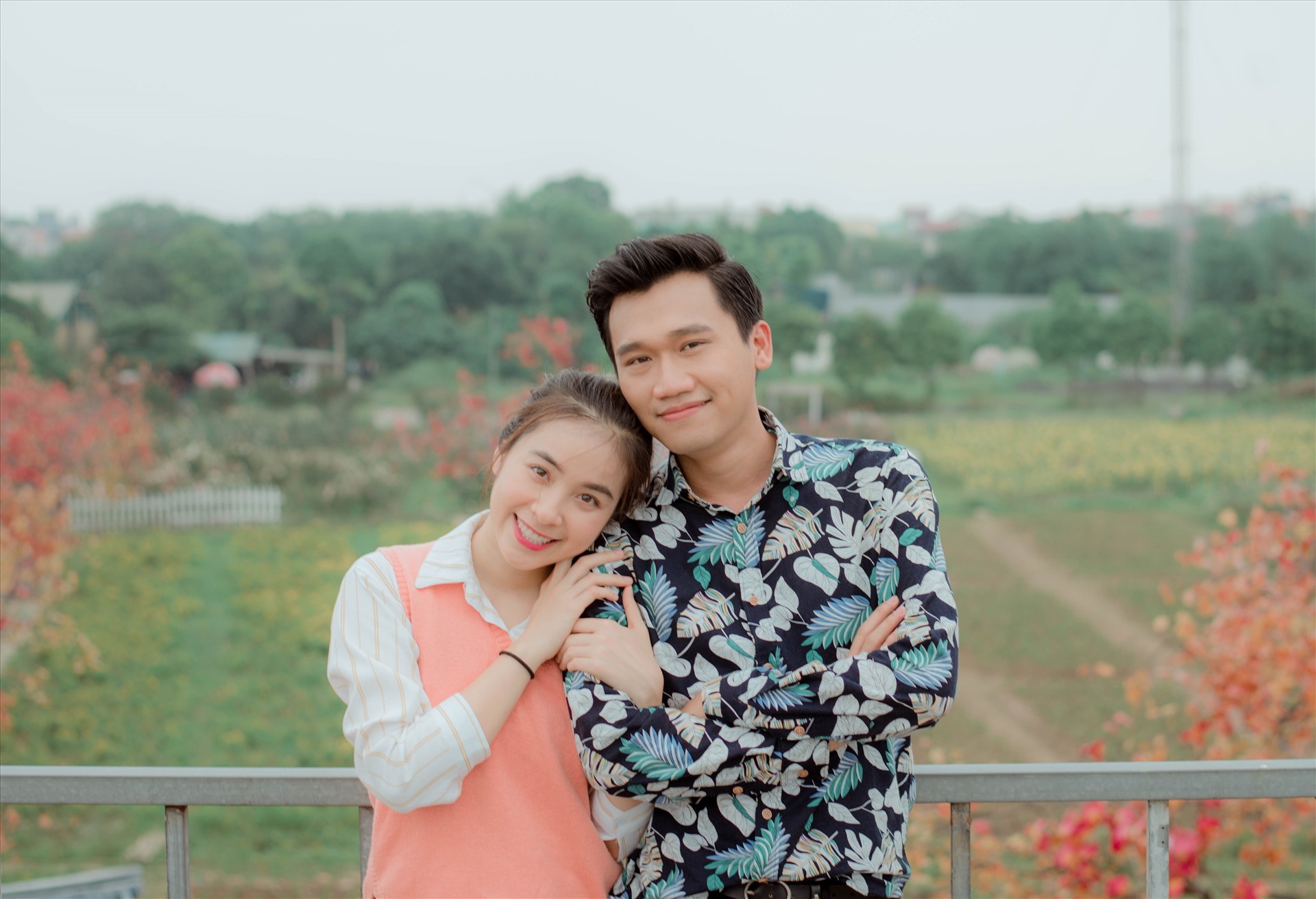 Không chỉ vậy, cặp đôi này còn thường xuyên xuất hiện với nhau trong không chỉ trên phim, các chương trình truyền hình, phim trường.