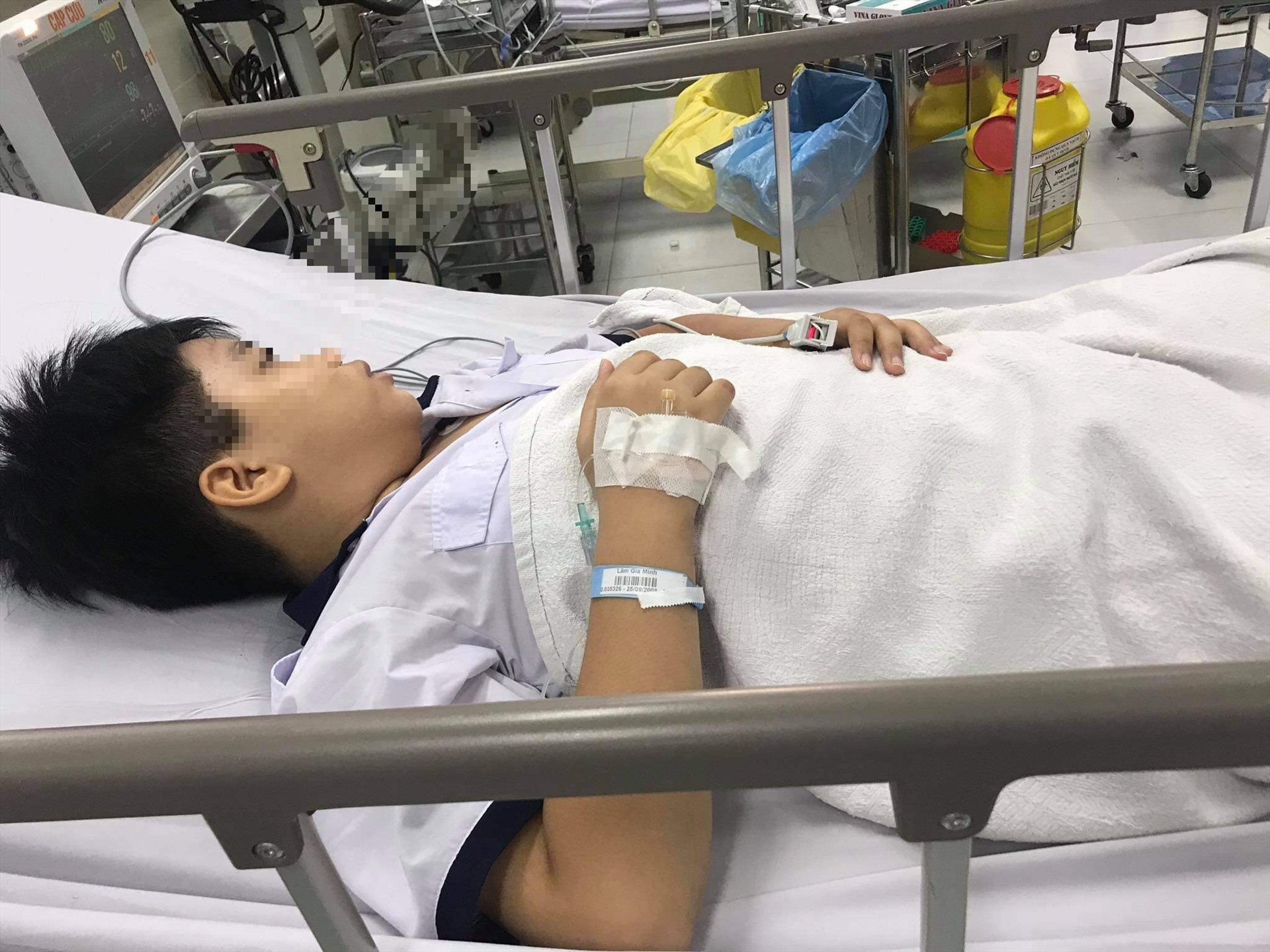 Một số học sinh vẫn tiếp tục được điều trị tại bệnh viện. Ảnh: Anh Nhàn