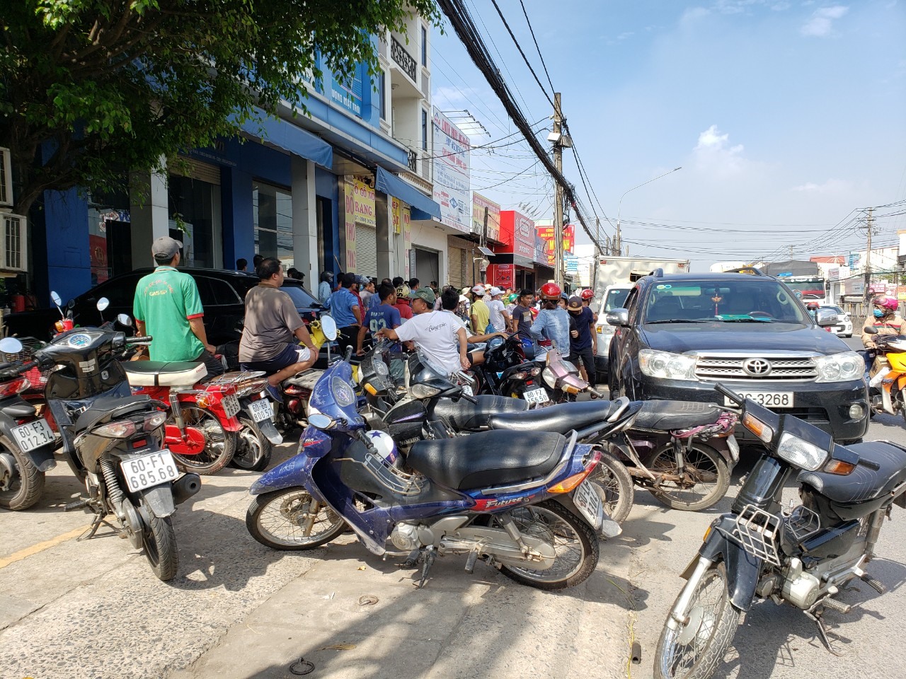 Rất đông người dân tại tới theo dõi vụ việc. Ảnh: Minh Châu