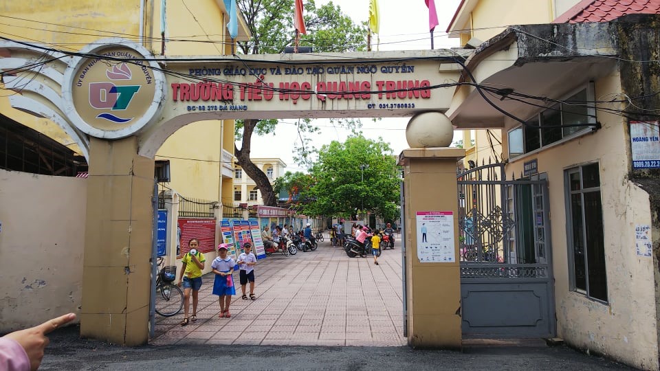 Cổng trường Tiểu học Quang Trung nơi học sinh lớp 1 đi học sớm được mẹ chụp ảnh đưa lên mạng xã hội ngày 20.5. Ảnh ĐL