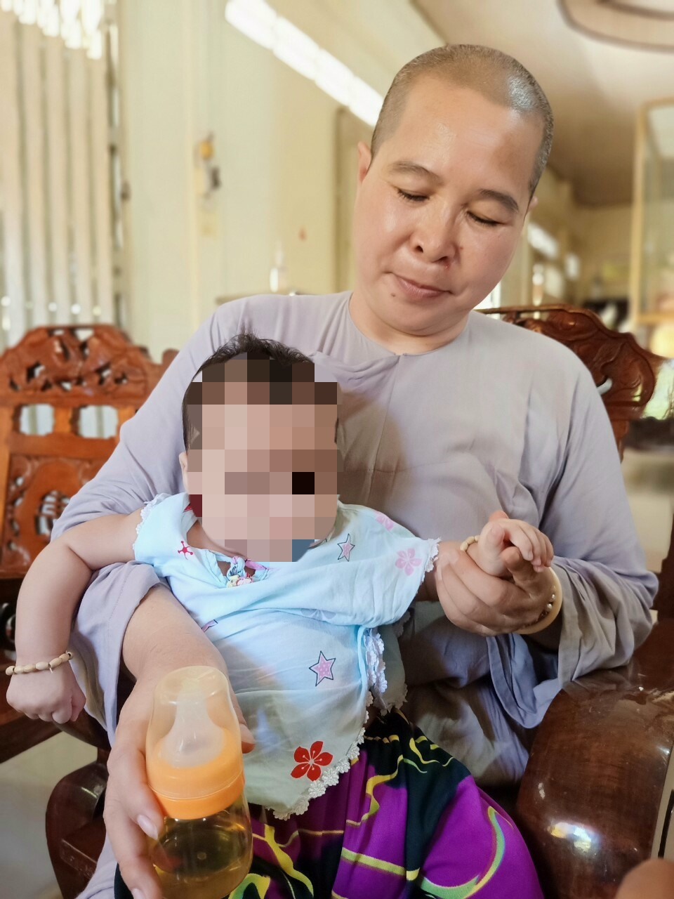 Bé gái hơn 3 tháng tuổi rất kháu khỉnh bỏ tại chùa nhờ sư cô nuôi dạy (ảnh Nhật Hồ)