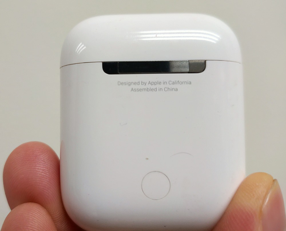 Tuy nhiên, hiện hầu hết sản phẩm tai nghe AirPods được bày bán tại thị trường Việt Nam đều được lắp ráp tại Trung Quốc. Ảnh: Thế Lâm.