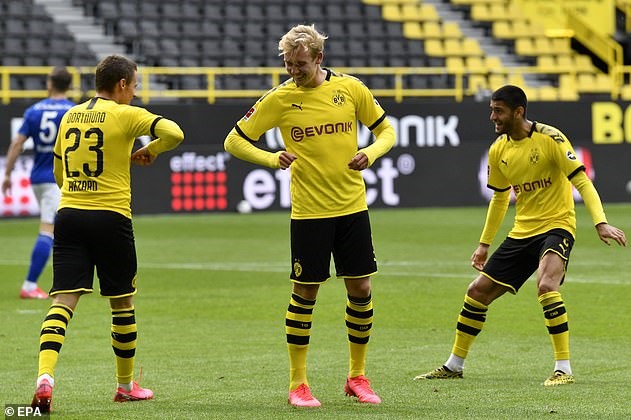 Thorgan Hazard (trái) và Julian Brandt (giữa). Ảnh: Getty.