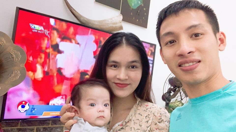 Đỗ Hùng Dũng cùng vợ và con trai. Ảnh: fbnv