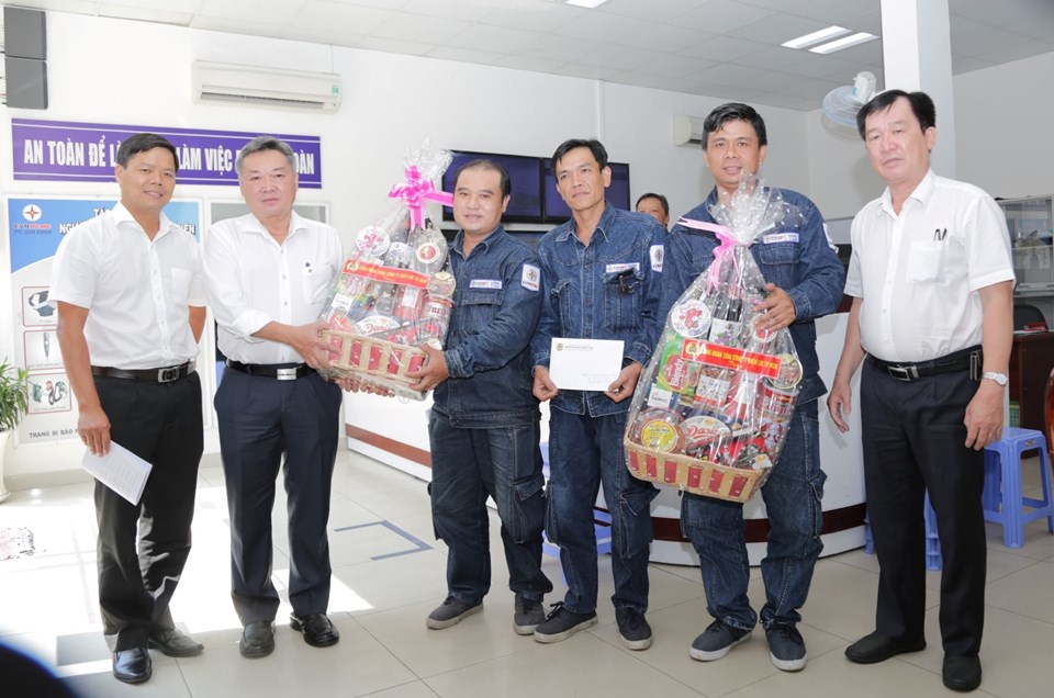 Ông Phạm Quốc Bảo (thứ hai từ trái qua) và Chủ tịch Công đoàn EVNHCMC Lê Văn Minh (bên trái), tặng quà công nhân. Ảnh EVNHCMC cung cấp. Ông Phạm Quốc Bảo (thứ hai từ trái qua) và Chủ tịch Công đoàn EVNHCMC Lê Văn Minh (bên trái), tặng quà công nhân. Ảnh EVNHCMC cung cấp.