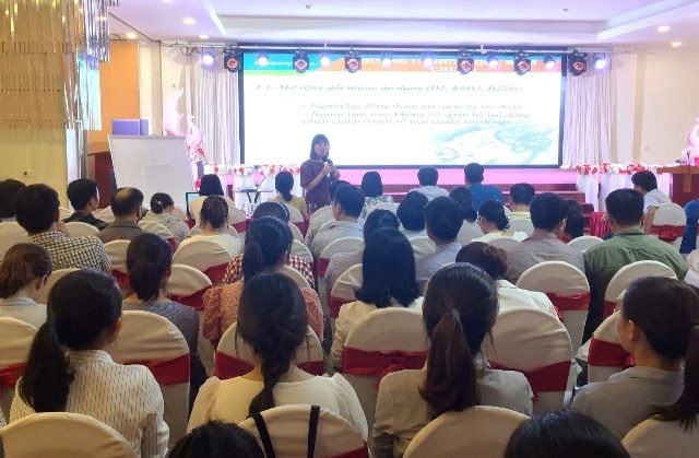Lắng nghe chuyên gia phổ biến các quy định của Luật Lao động.