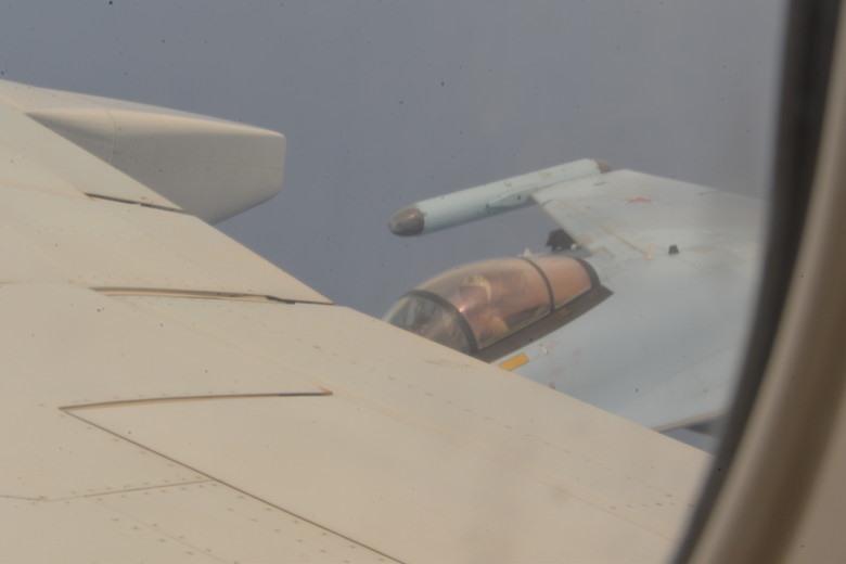 Hải quân Mỹ tung một loạt ảnh “tố” 2 chiếc Su-35 của Nga chặn máy bay săn ngầm P-8A của Mỹ. Ảnh: US Navy