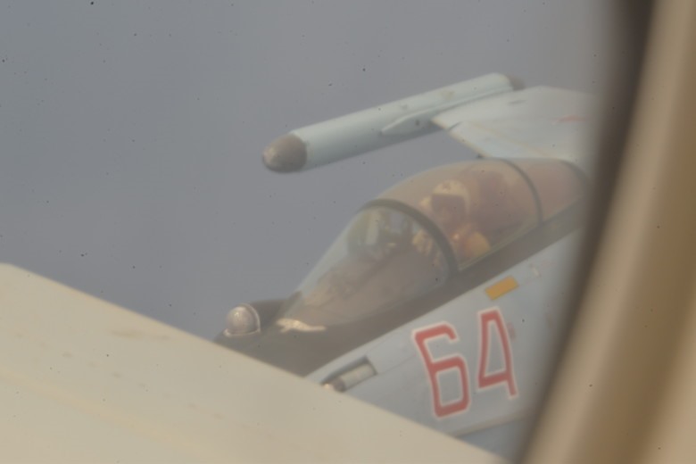 Hải quân Mỹ tung một loạt ảnh “tố” 2 chiếc Su-35 của Nga chặn máy bay săn ngầm P-8A của Mỹ. Ảnh: US Navy