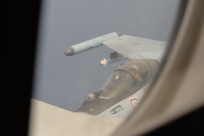 Hải quân Mỹ tung một loạt ảnh “tố” 2 chiếc Su-35 của Nga chặn máy bay săn ngầm P-8A của Mỹ. Ảnh: US Navy