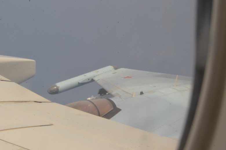 Hải quân Mỹ tung một loạt ảnh “tố” 2 chiếc Su-35 của Nga chặn máy bay săn ngầm P-8A của Mỹ. Ảnh: US Navy