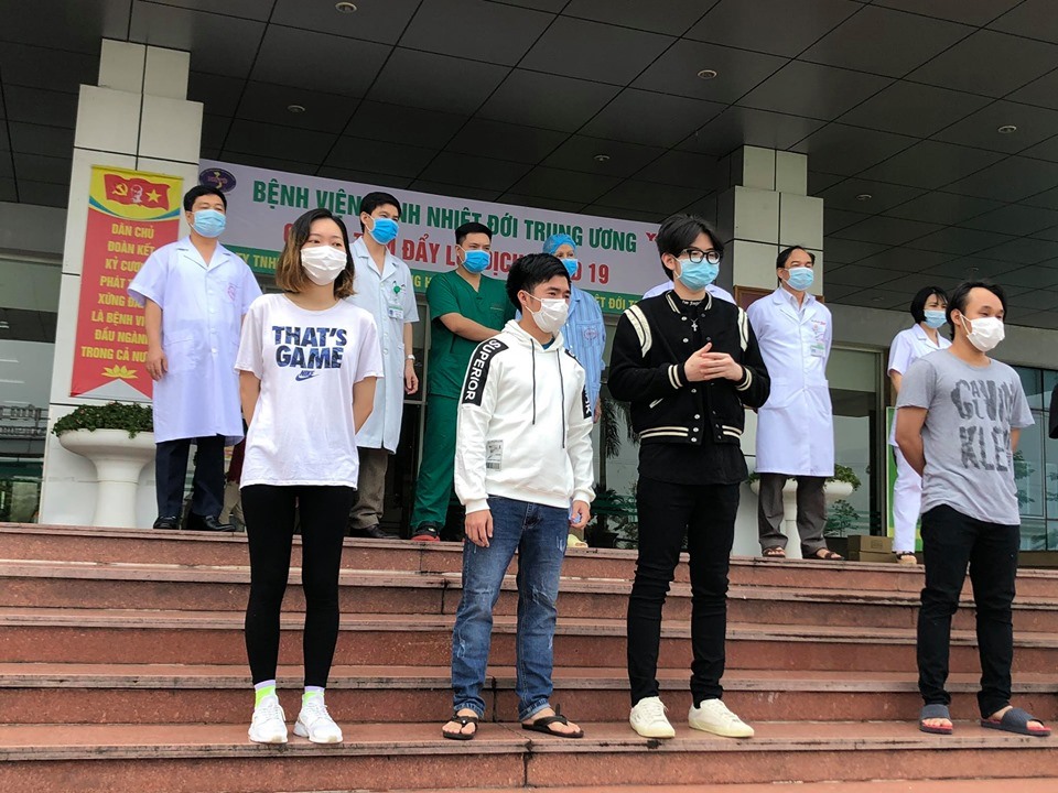 Các bệnh nhân được công bố khỏi bệnh tại Bệnh viện Bệnh Nhiệt đới Trung ương vào sáng 27.5. Ảnh: Trịnh Thu.
