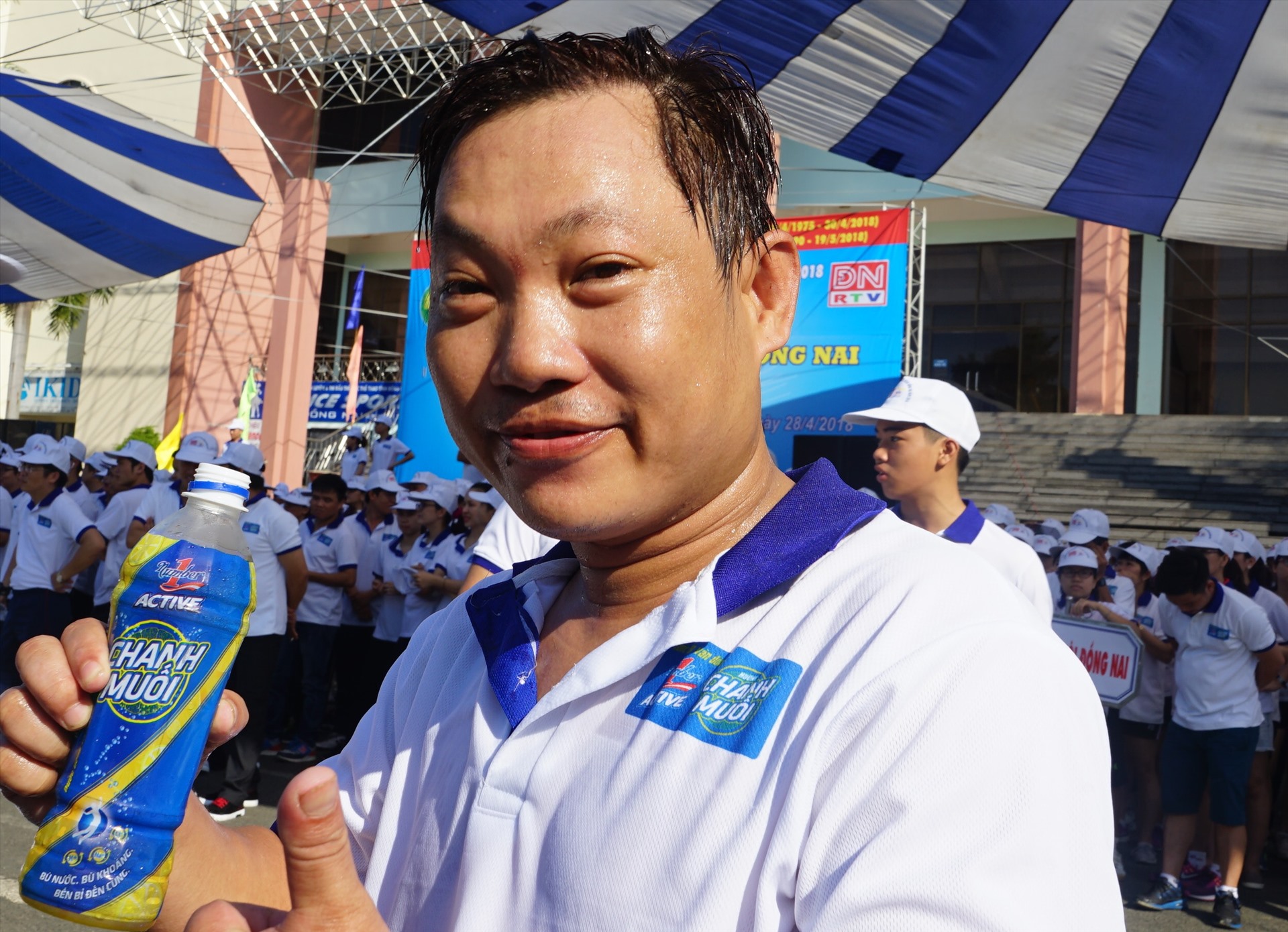 Bổ sung muối khoáng bằng nước uống vận động vị chanh muối. Ảnh: Tân Hiệp Phát.