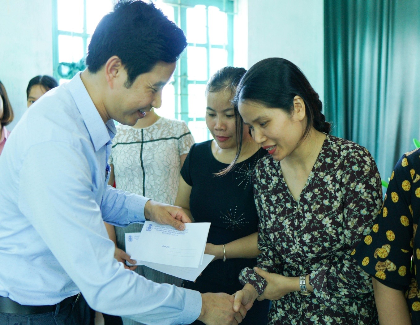 Ông Đặng Văn Hải - Chủ tịch Công đoàn ngành giáo dục Nghệ An tặng quà cán bộ, giáo viên. Ảnh: Thanh Thủy