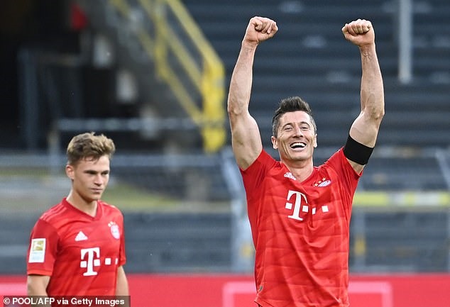 Lewandowski (phải) không chơi tốt. Ảnh: Getty.