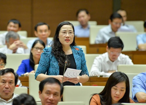 ĐBQH Nguyễn Thị Thủy phân tích về tình trạng xâm hại tình dục trẻ em trên mạng xã hội. Ảnh Quốc hội.