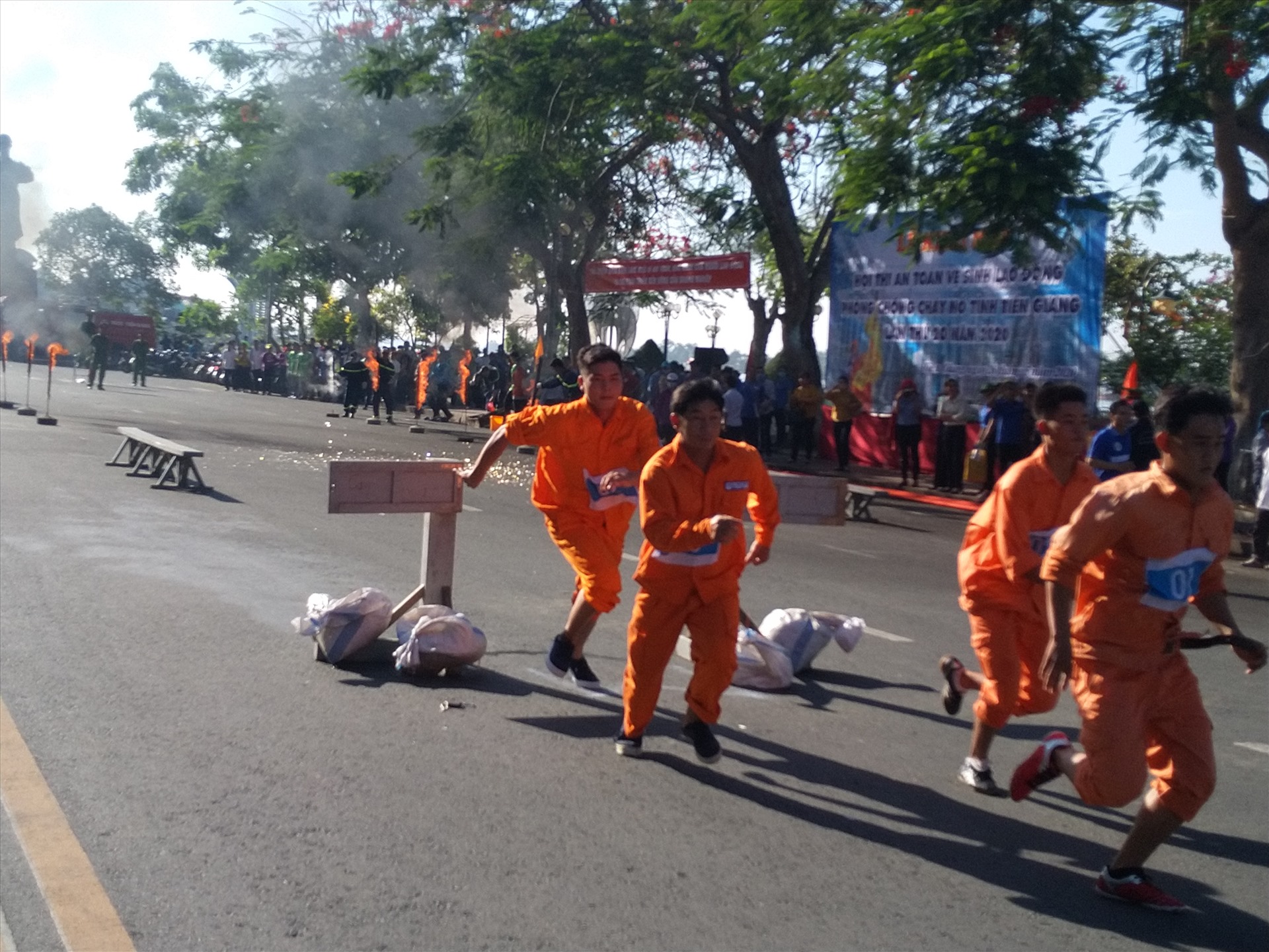 Họ là những công nhân dự thi An toàn, vệ sinh lao động - phòng chống cháy nổ. Ảnh: K.Q