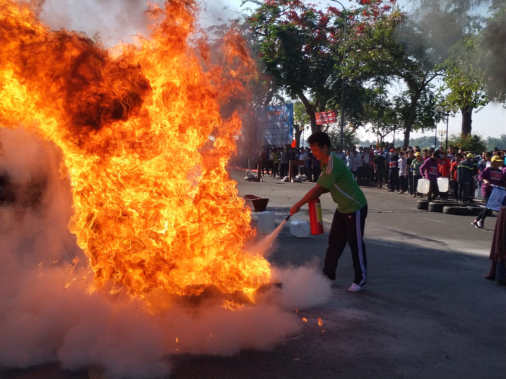 Xông vào đám cháy như thật. Ảnh: K.Q