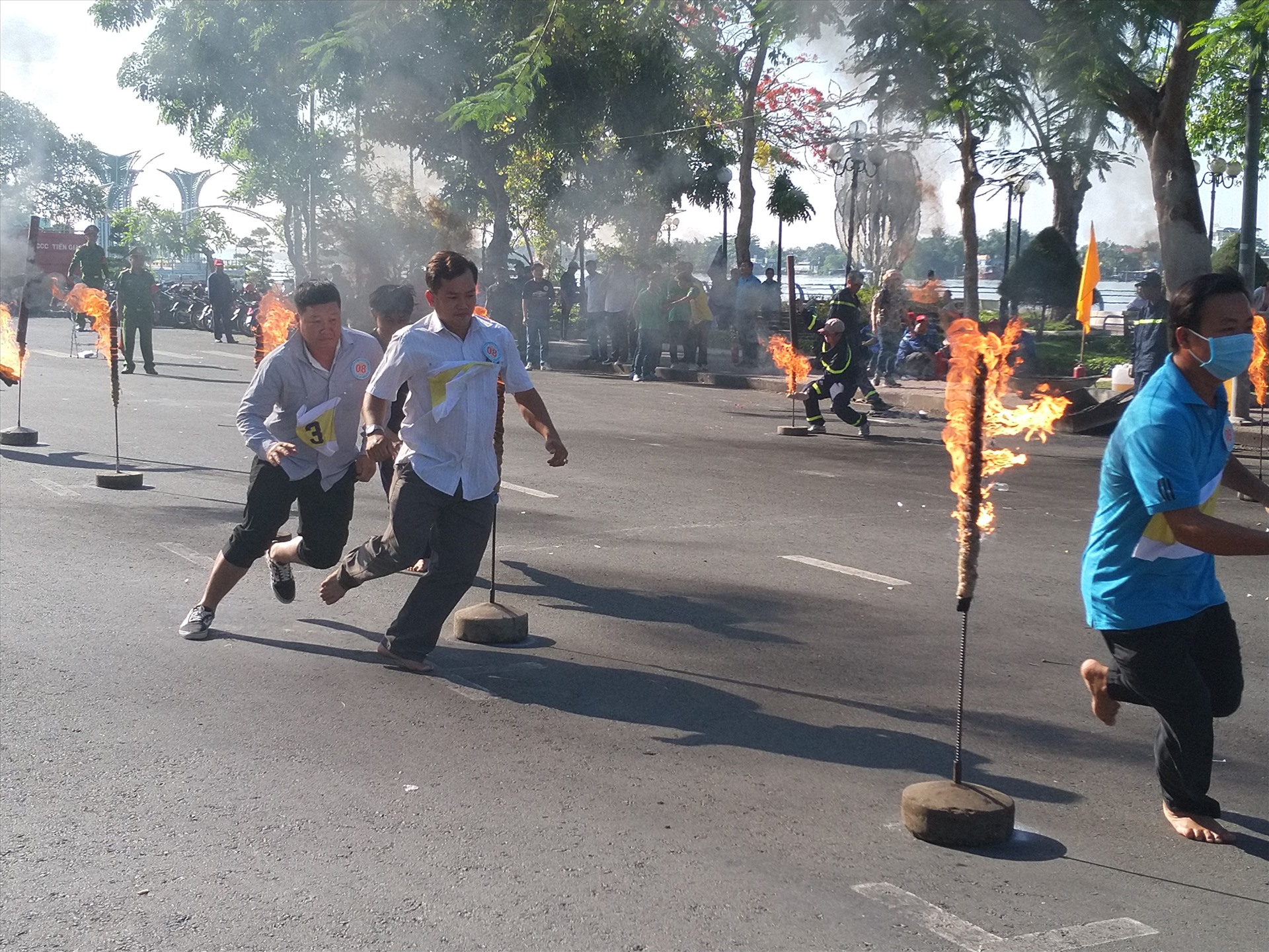 Băng qua lửa để chữa lửa. Ảnh: K.Q