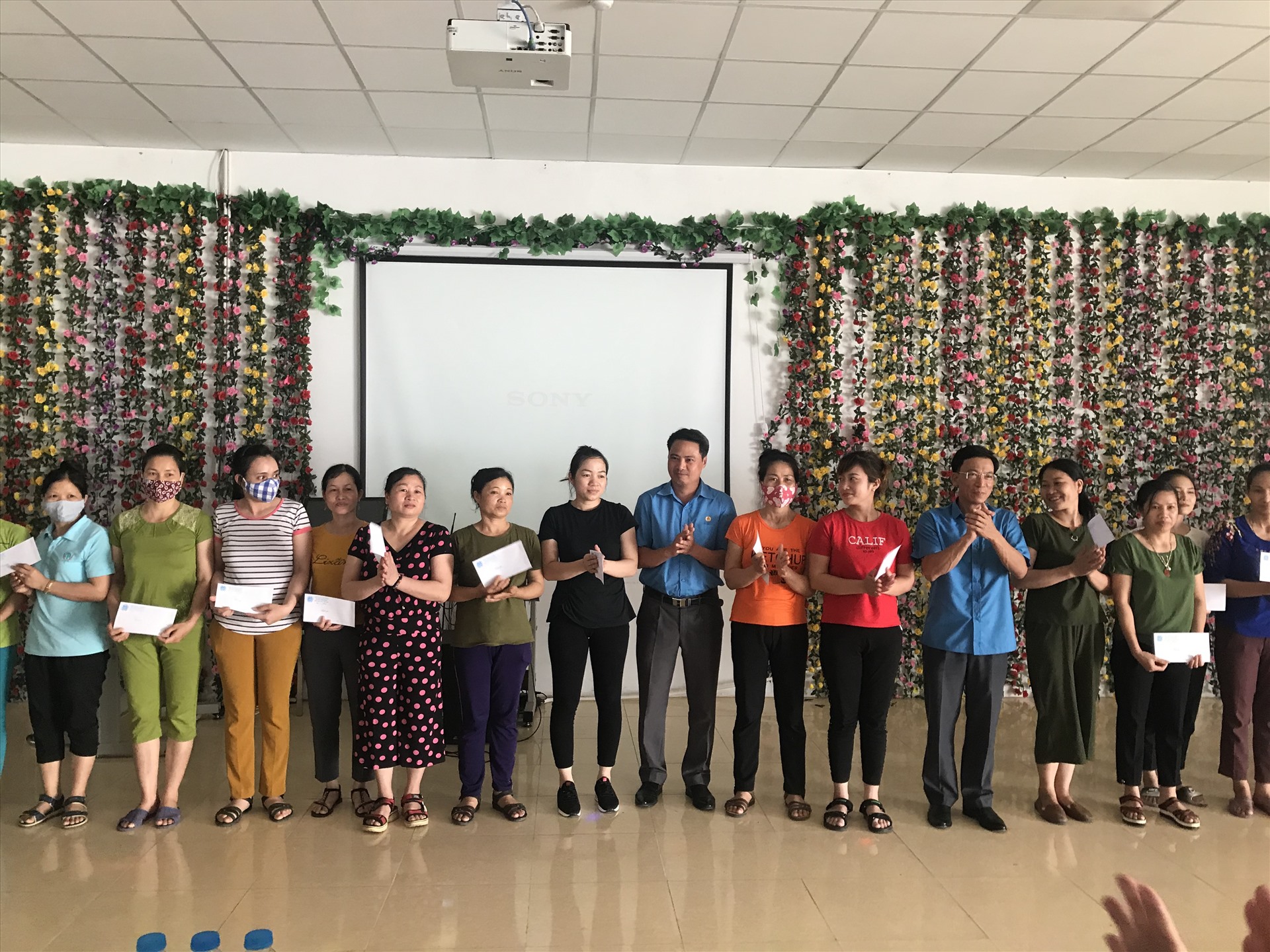 Lãnh đạo LĐLĐ tỉnh trao quà cho công nhân lao động tại công ty TNHH giày dép Thái Thụy. Ảnh: Bá Mạnh