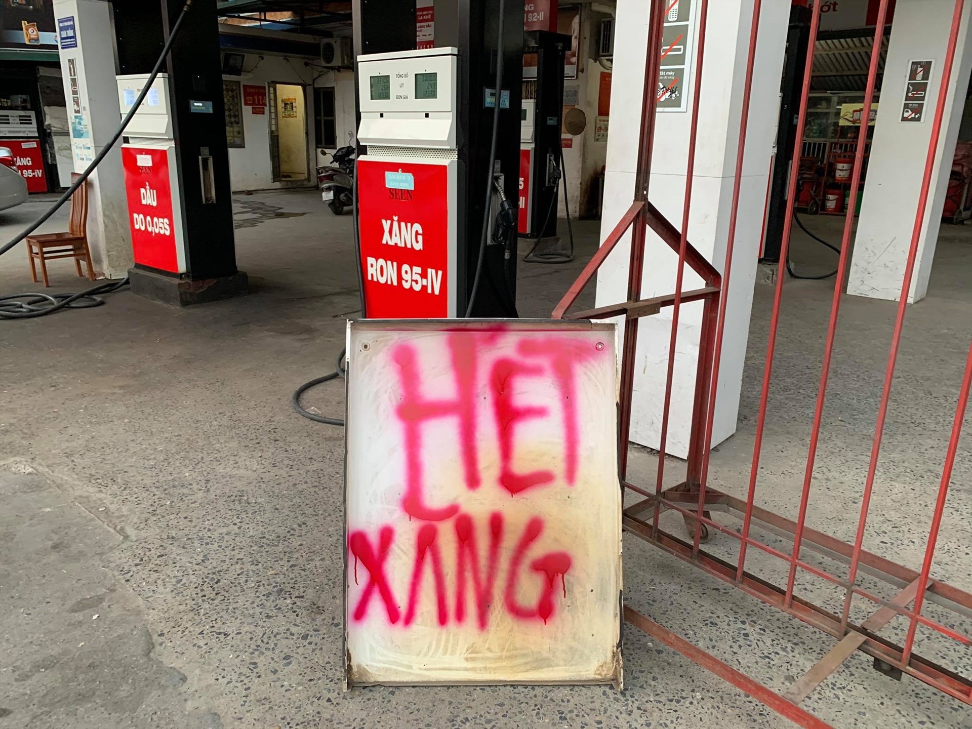 Nhiều cửa hàng xăng dầu treo biển hết xăng. Ảnh: Cường Ngô