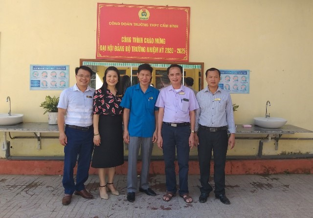 Gắn biển công trình bồn nước rửa tay ở Trường THPT Cẩm Bình