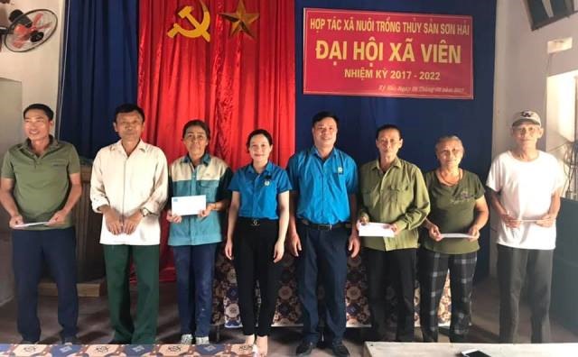 LĐLĐ huyện Kỳ Anh trao quà cho công nhân có hoàn cảnh khó khăn.