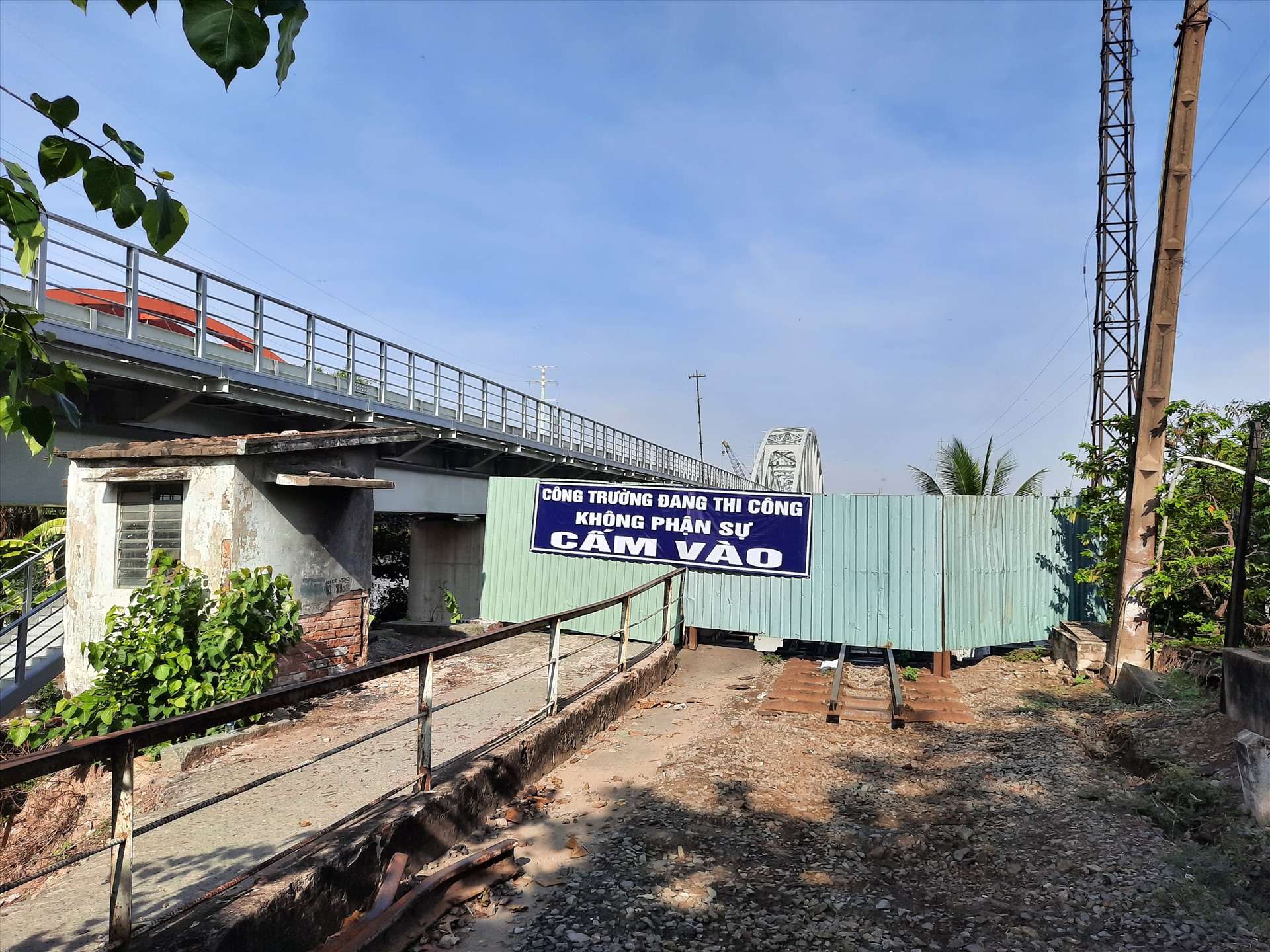 Thông báo cấm người vào khu vực đường sắt Bình Lợi cũ được dán to, rõ. Ảnh Minh Khang