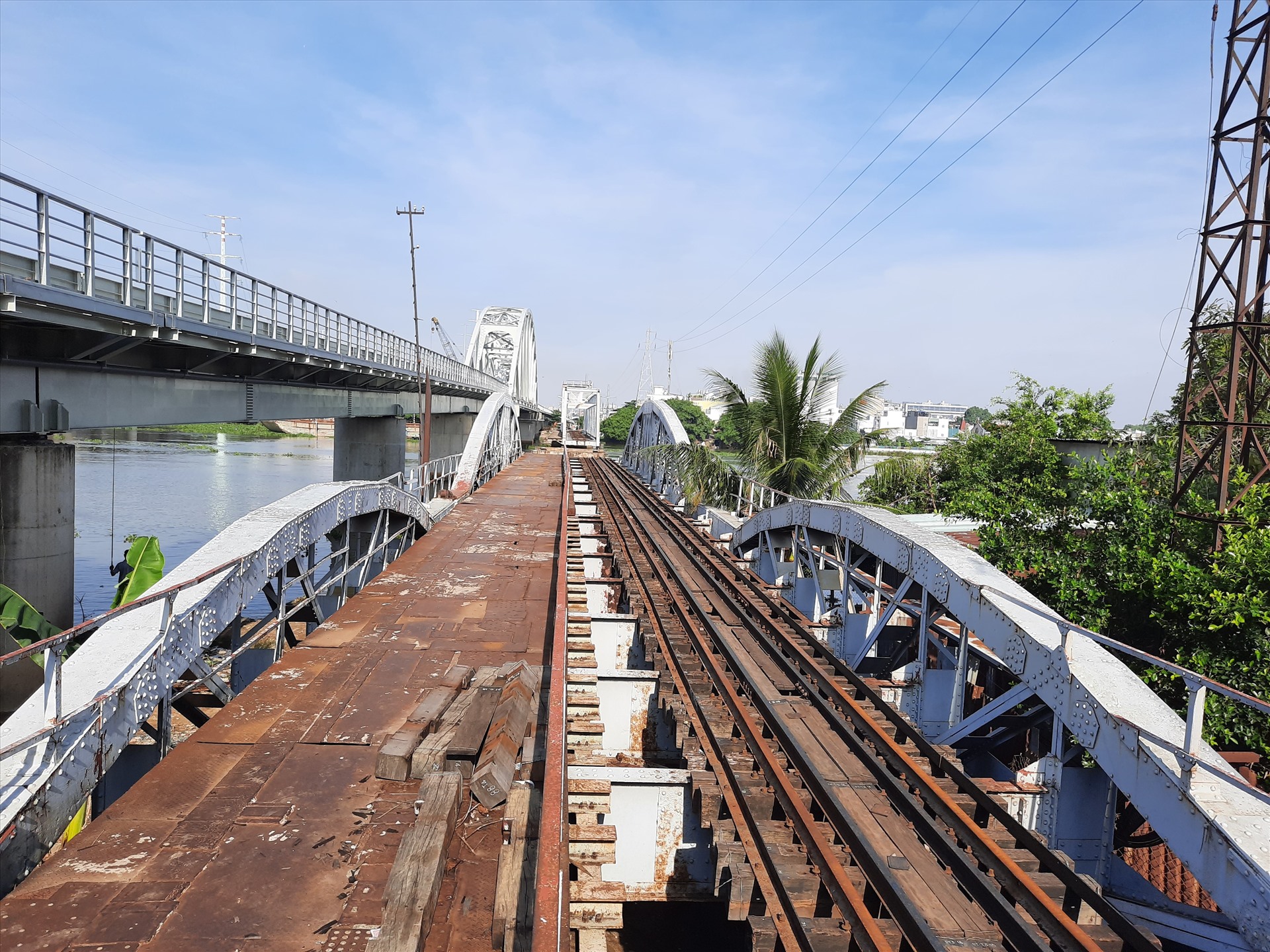 Phần đường ray xe lửa và đường dành cho người đi xe máy, đi bộ phía bên bờ quận Thủ Đức được giữ lại để bảo tồn. Ảnh Minh Khang