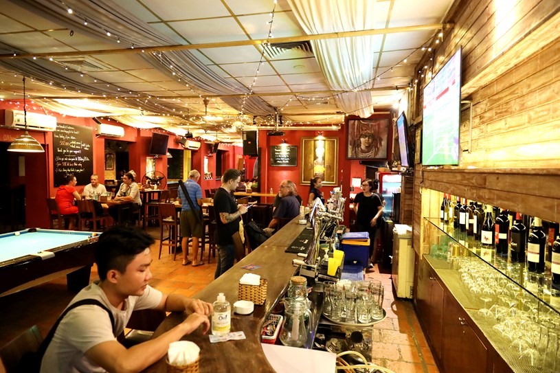 Bar Buddha tại thời điểm kiểm tra đã chấp hành tháo dỡ toàn bộ tranh ảnh, vật trang trí mang yếu tố tôn giáo. Ảnh: Đình Nguyên.