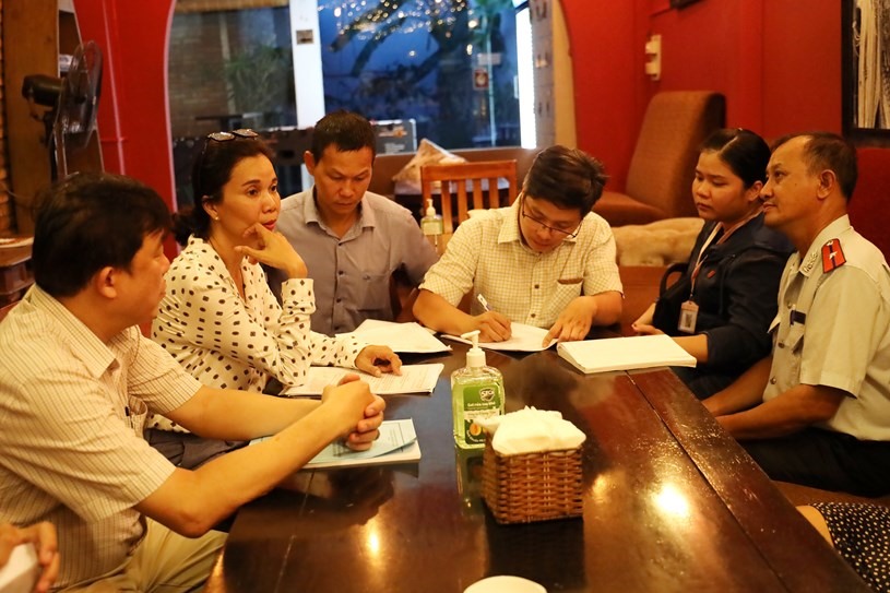 Đoàn kiểm tra liên ngành ghi nhận cơ sở đã đổi tên thành Hộ kinh doanh Quán Không Tên. Ảnh: Đình Nguyên