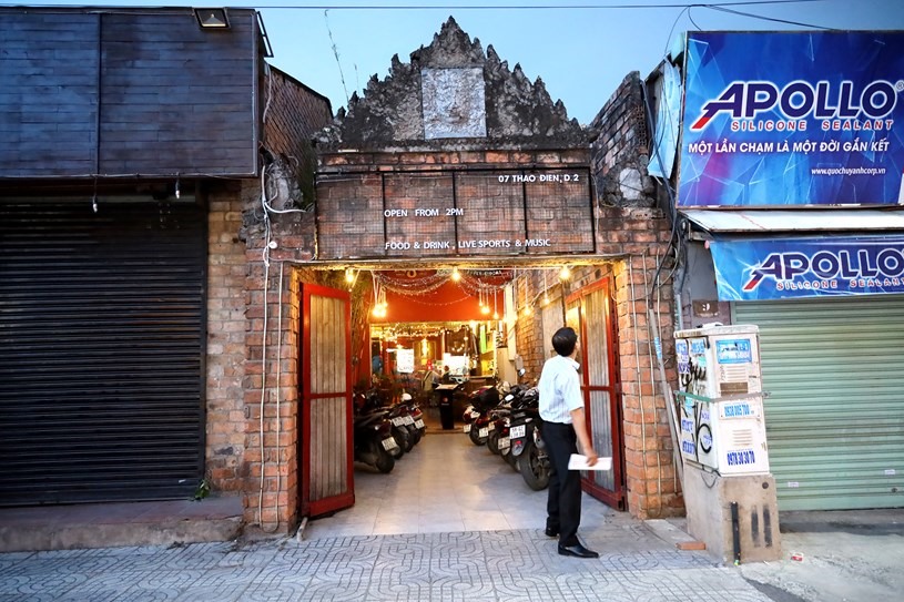 Mọi yếu tố liên quan đến tôn giáo tại không gian quán đã được chủ cơ sở chấp hành tháo dỡ. Ảnh: Đình Nguyên.