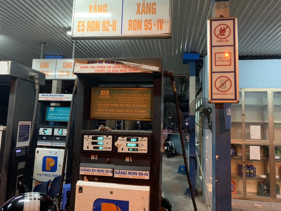 Lực lượng QLTT và Công an kiểm tra, lập biên bản vi phạm đối với cửa hàng xăng dầu số ll.