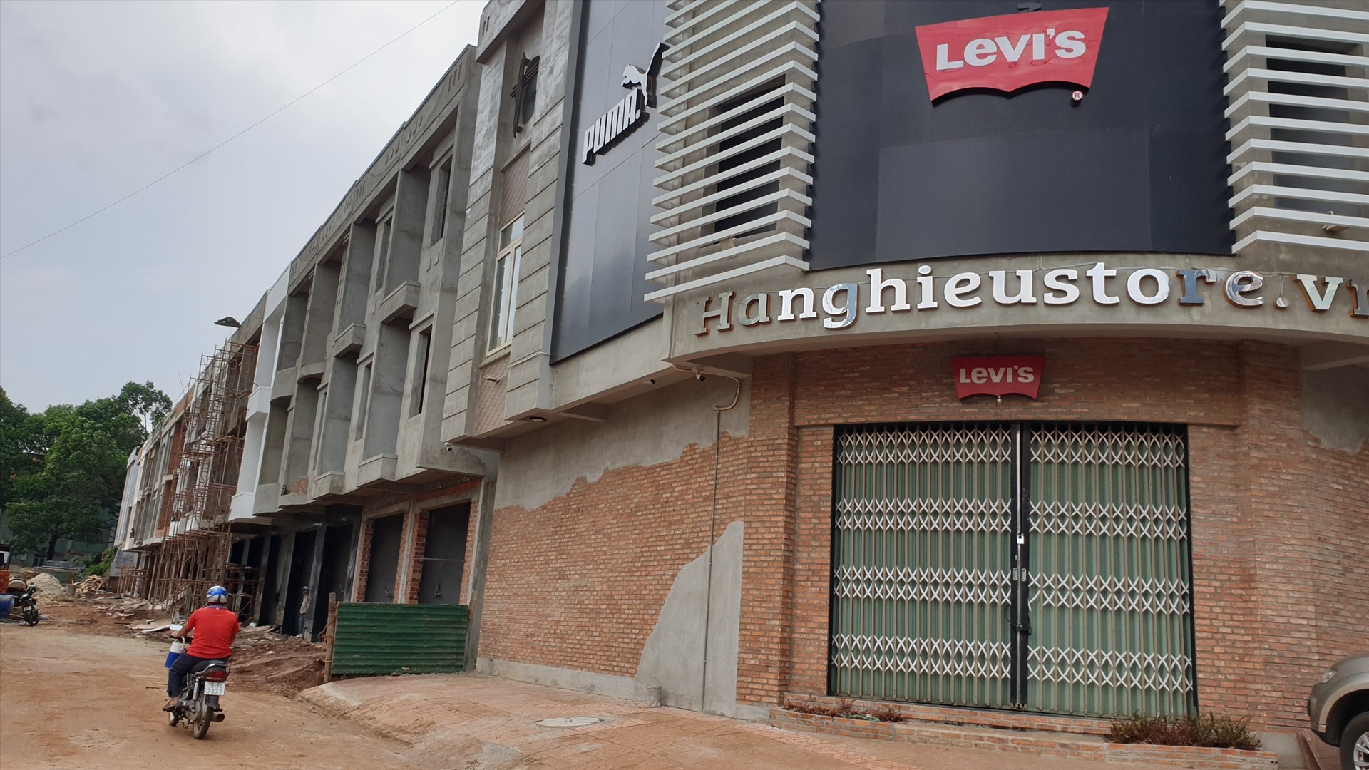 Đất dịch vụ và chưa được điều chỉnh sang đất ở đô thị nhưng công ty Phú Xuân từ lâu đã rao bán nhà ở đô thị. Ảnh: Hữu Long