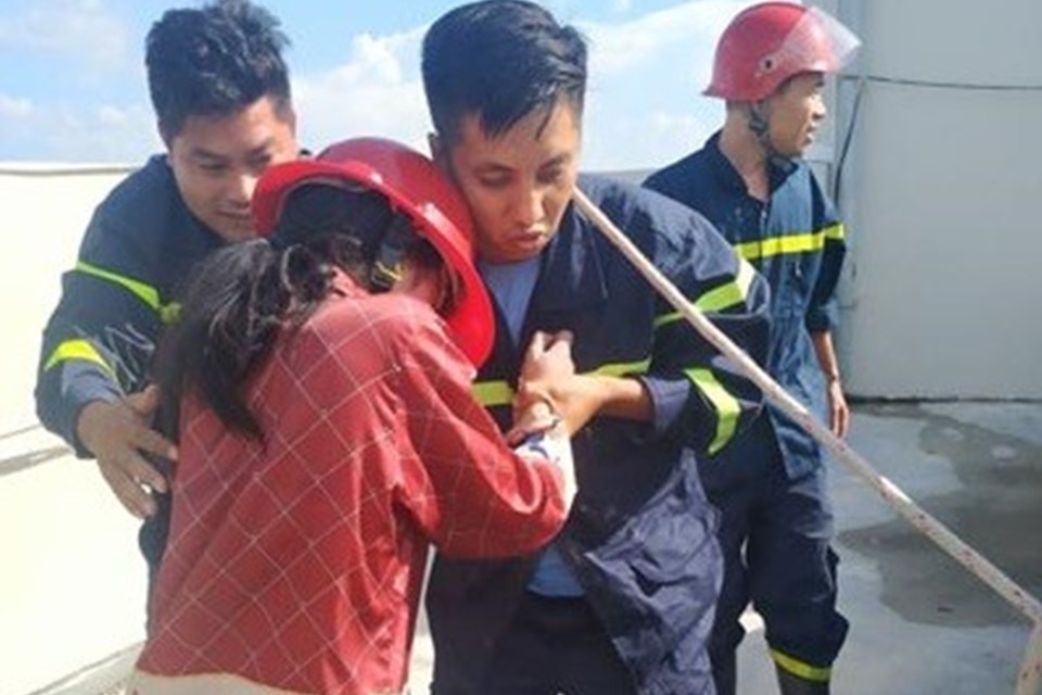 TPHCM: Giải cứu thành công một người phụ nữ định nhảy lầu tự tử TPHCM: Giải cứu thành công một người phụ nữ định nhảy lầu tự tử