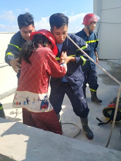 Lực lượng chức năng giải cứu thành công chị Th. Ảnh: