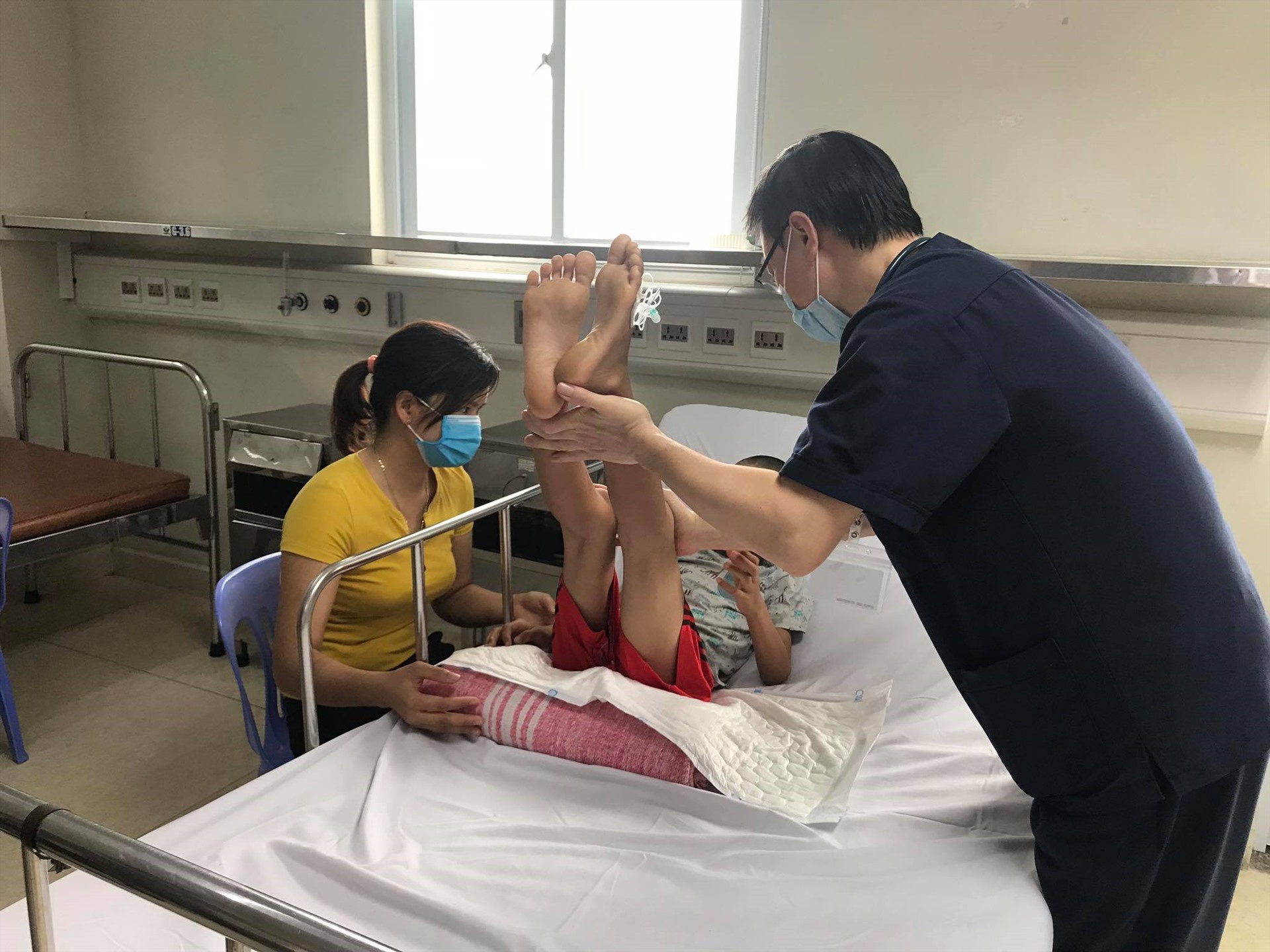 Đôi chân của cháu bé có nguy cơ liệt. Ảnh: Thùy Linh