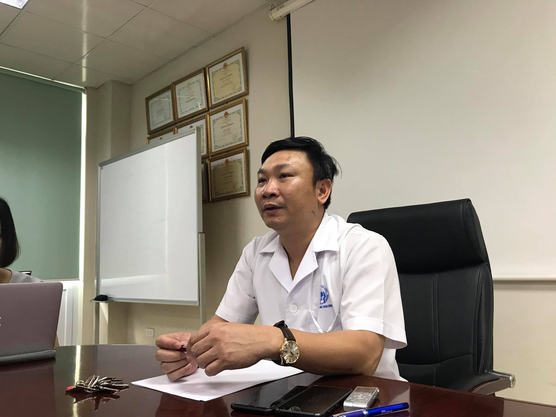 Bác sĩ Lâm chia sẻ với phóng viên. Ảnh: Thùy Linh
