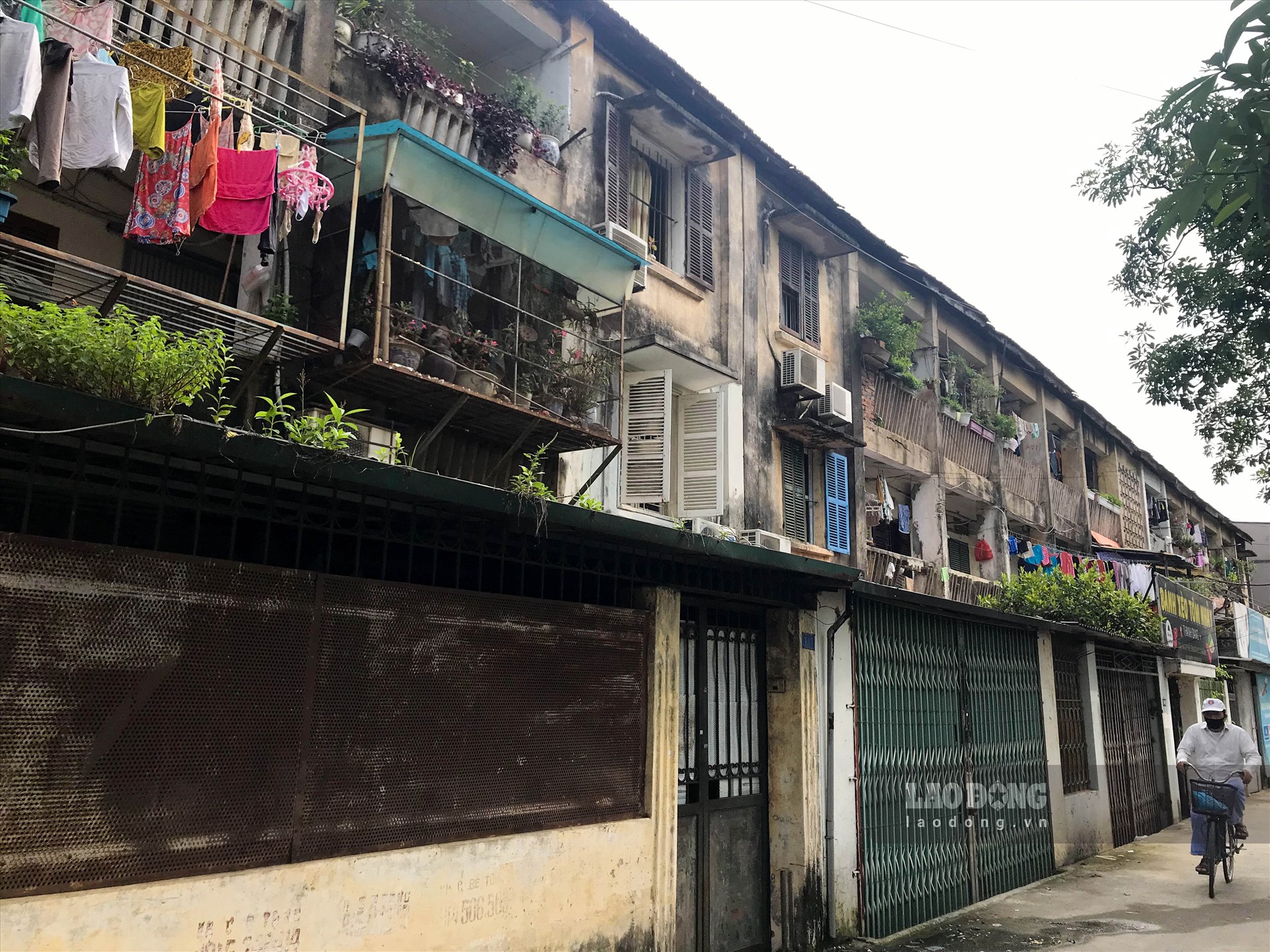 Dãy nhà khu tập thể cũ 3 tầng tồn tại hơn 50 năm giữa lòng Hà Nội