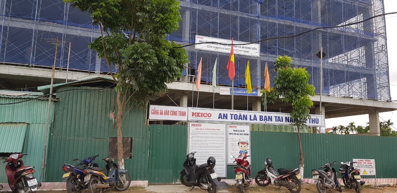 Nạn nhân được xác định là rơi từ tầng 5 xuống sàn tầng 3 tử vong tại chỗ. Ảnh: P. Đạt.