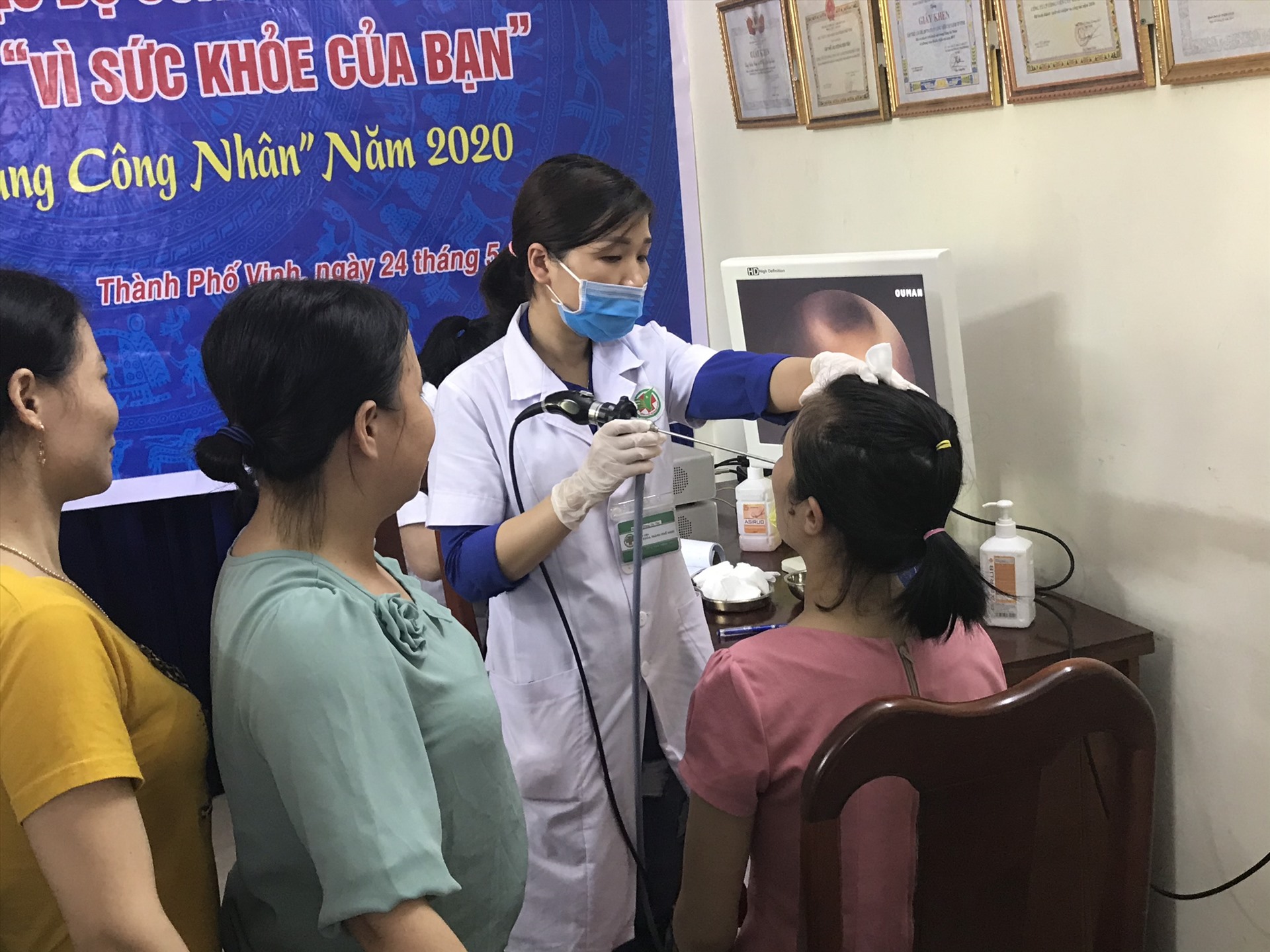 Tổ chức khám sức khỏe miễn phí cho công nhân lao động. Ảnh: Hồng Vân