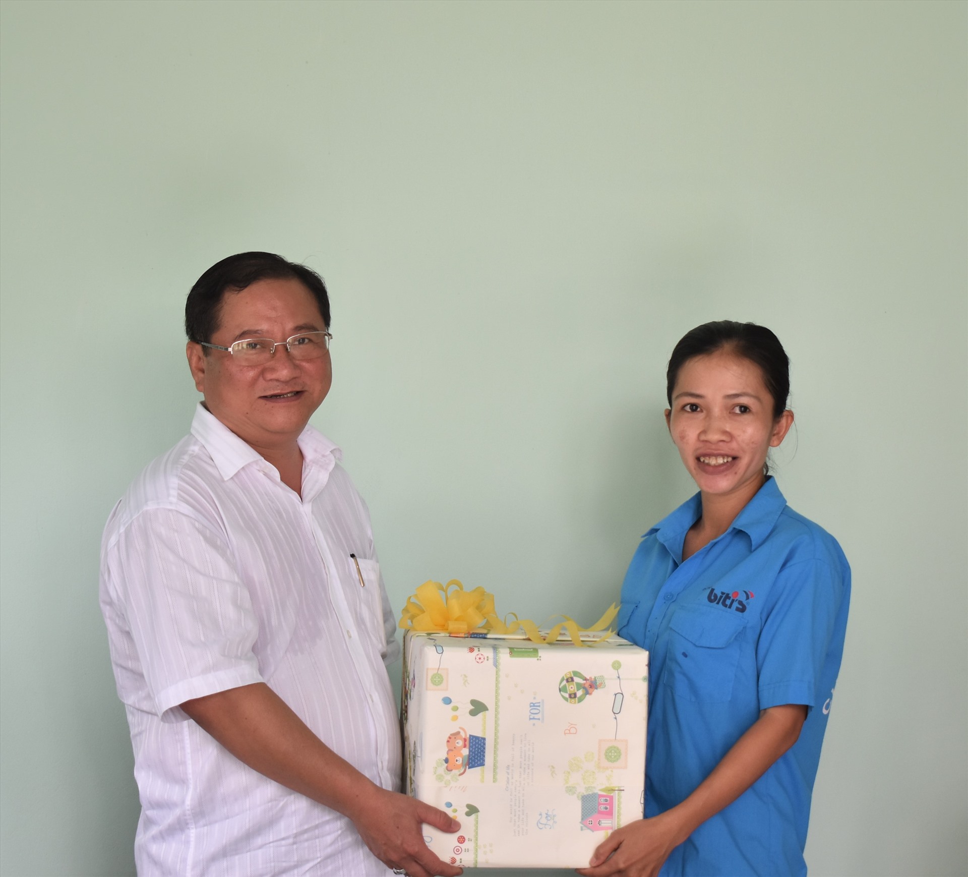Ông Trần Quốc Vũ - Bí thư Quận ủy Bình Thủy (TP.Cần Thơ) trao quà và động viên chị Nguyễn. Ảnh: Thành Nhân