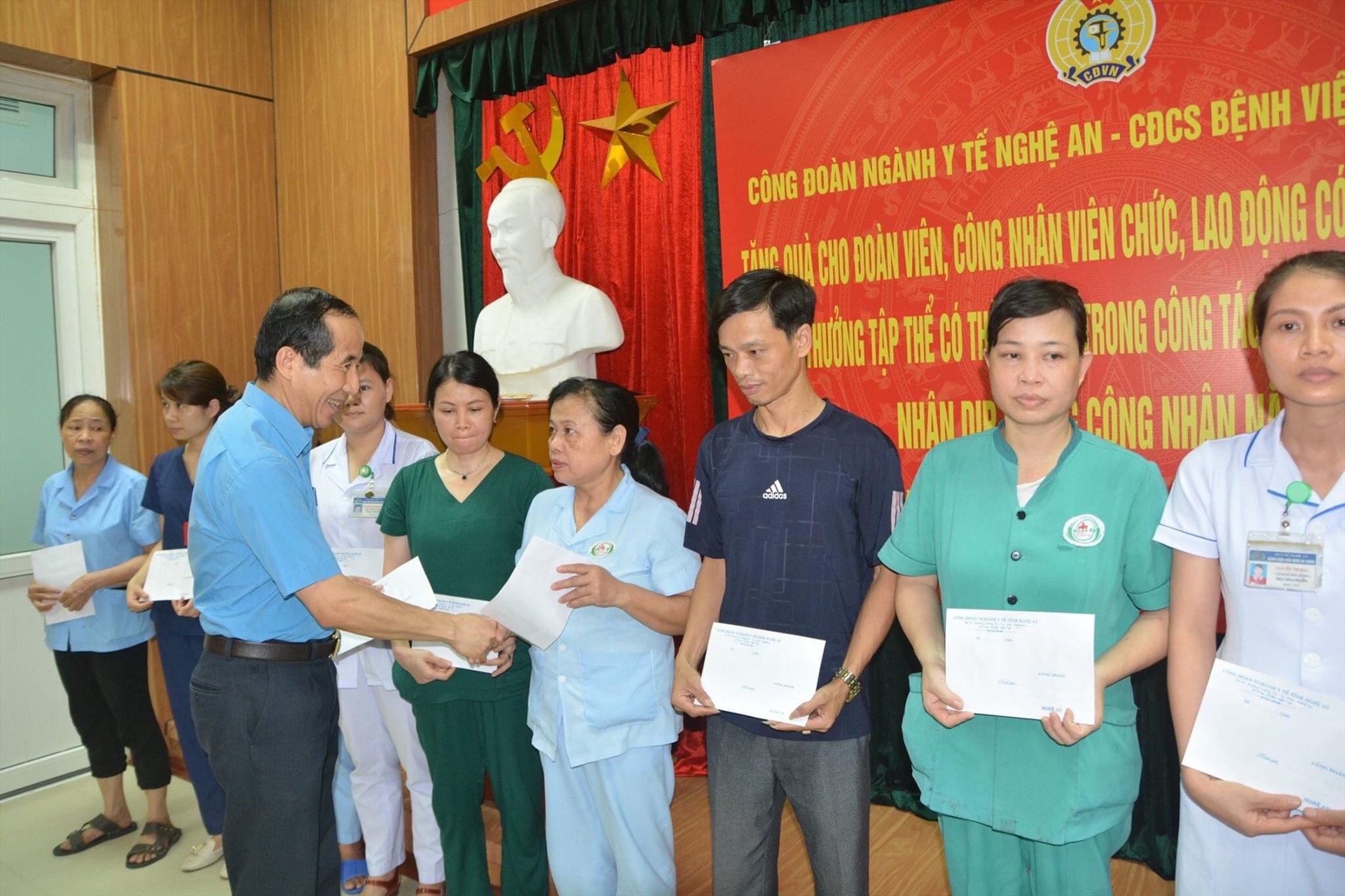 Lãnh đạo Công đoàn ngành y tế Nghệ An tặng quà công nhân lao động. Ảnh: Ngọc Hà
