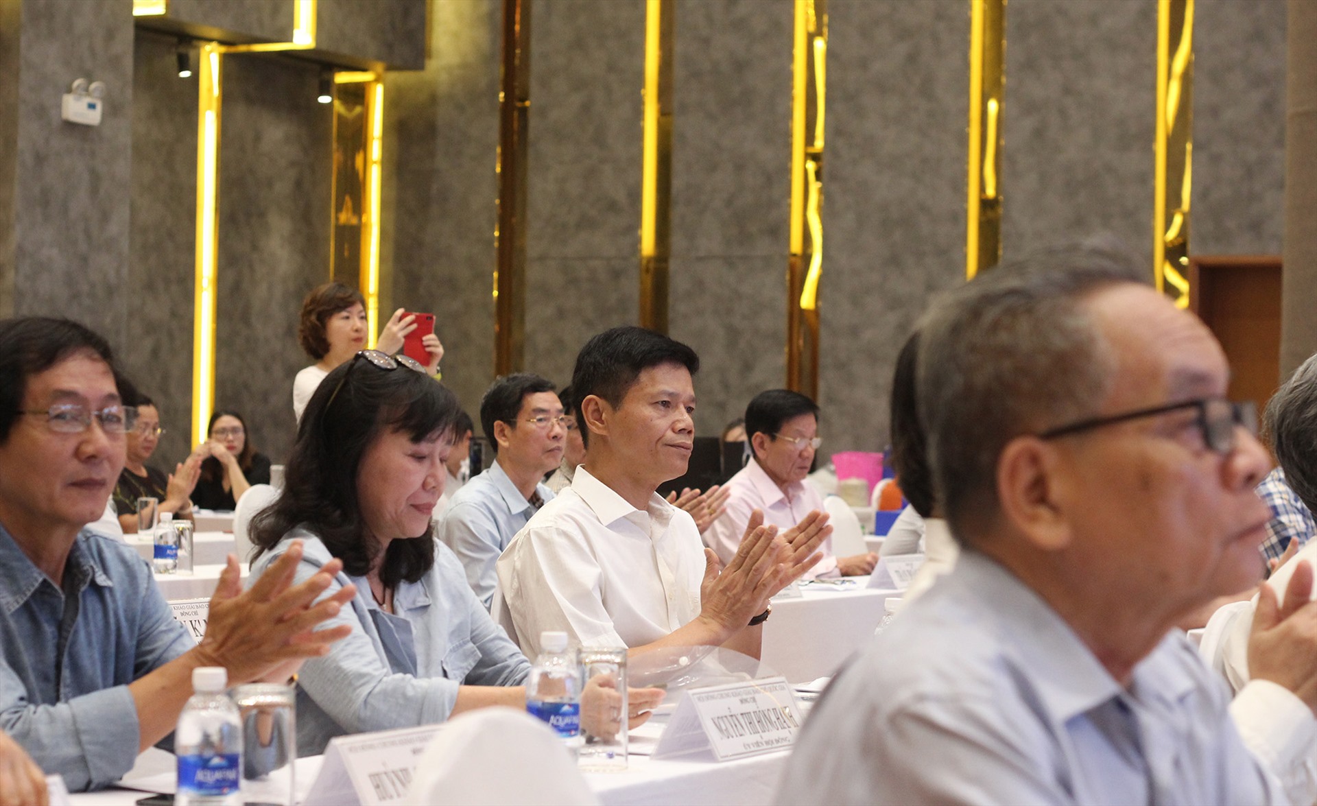 Các Uỷ viên Hội đồng tham gia chấm giải. Ảnh T.Vương